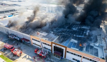 Şekerleme fabrikasındaki yangın dronla görüntülendi