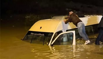 Sel sularında mahsur kalan minibüste can pazarı