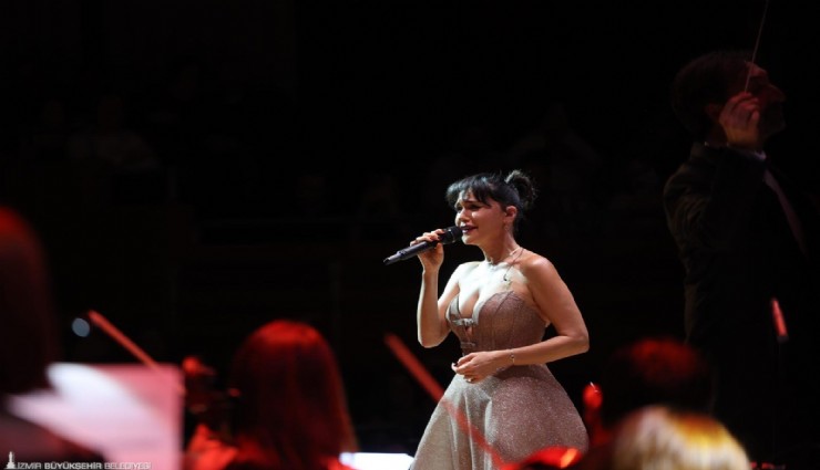 Şevval Sam hem söyledi hem yönetti