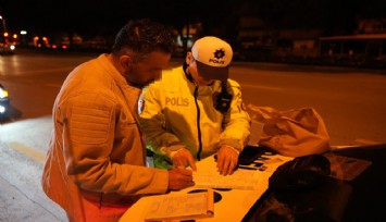 Şişede durduğu gibi durmadı: Polisten babalık yapmasını istedi, gazetecinin şarjının bitmesini diledi