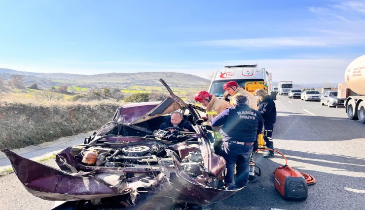 Tıra çarpan otomobil hurdaya döndü: Sürücü şans eseri kurtuldu