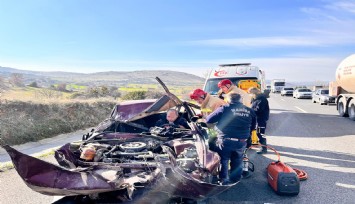 Tıra çarpan otomobil hurdaya döndü: Sürücü şans eseri kurtuldu