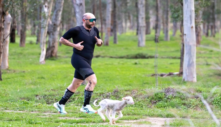 Triatlon yarışında parkura giren kuzu, renkli görüntülere neden oldu