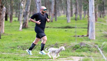 Triatlon yarışında parkura giren kuzu, renkli görüntülere neden oldu