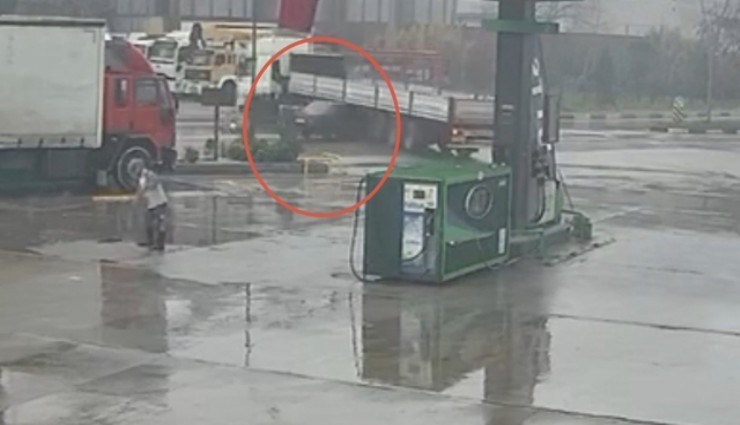 Turgutlu’da otomobil tırın altına ok gibi saplandı: O anlar kamerada
