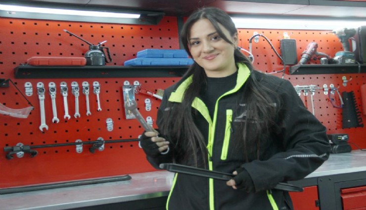 Üç üniversite mezunu kadın oto tamir ustası