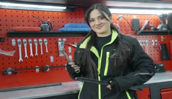 Üç üniversite mezunu kadın oto tamir ustası