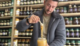 Viral olan ayı, satışları katladı: Balcı dükkanının başköşesine ’bayılan ayı’ dekoru yerleşti