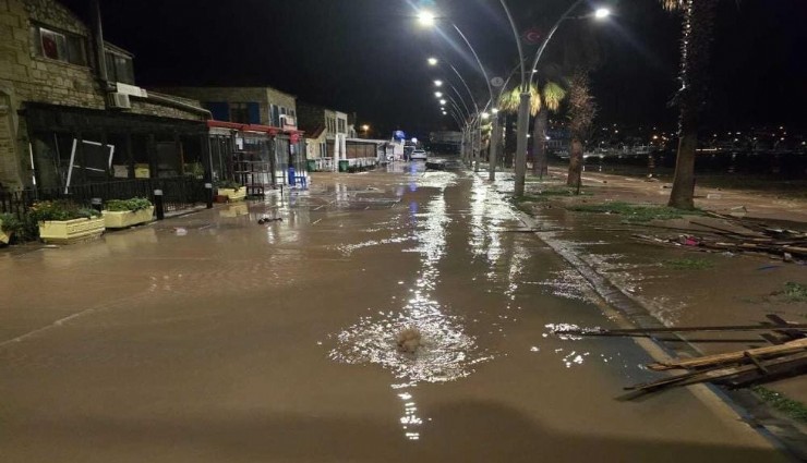 Yeni Foça’da sağanak alarmı: Dere taştı, sokaklar sular altında