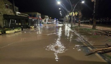 Yeni Foça’da sağanak alarmı: Dere taştı, sokaklar sular altında