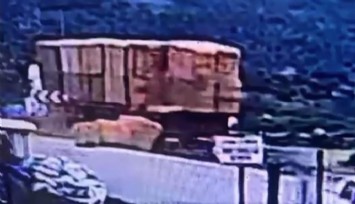 Yolda yürürken üzerine tırdan saman balyası düşen kişi hayatını kaybetti