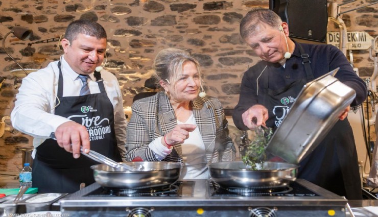 Başkan Tugay Tire’de mutfağa girdi, yemek yaptı