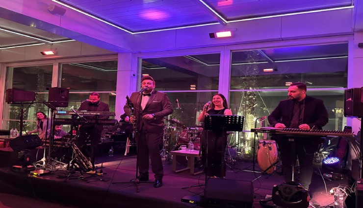 Can Serdaroğlu Orkestrası Çeşme Swisstel sahnesinde kış sezonunda 90’lar rüzgarı estiriyor