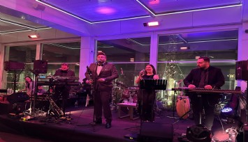 Can Serdaroğlu Orkestrası Çeşme Swisstel sahnesinde kış sezonunda 90’lar rüzgarı estiriyor