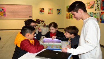 Genç sanatçı Emir Pakdemirli’den Urla’da ilk kişisel sergi: Yollar, yüzler, hikayeler