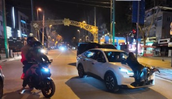 İlginç anlar kamerada: Alkollü yolcu çakar iddiasıyla aracın önüne atladı