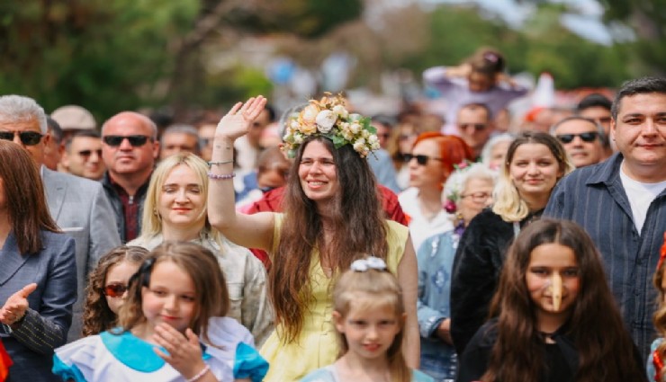 Alaçatı’da festival ve 23 Nisan coşkusu aynı kortejde buluştu