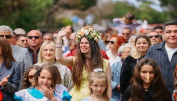 Alaçatı’da festival ve 23 Nisan coşkusu aynı kortejde buluştu