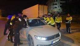 Antalya’da araçta uyuyan sürücü cam kırılarak uyandırıldı