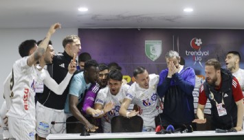 Erzurumspor FK oyuncuları basın toplantısını basıp kutlama yaptı