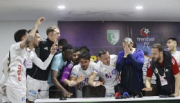 Erzurumspor FK oyuncuları basın toplantısını basıp kutlama yaptı