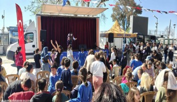 İzmir’de 23 Nisan coşkusu ilçelere yayıldı: Gezici Sahne çocuklarla buluştu