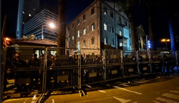 İzmir’de Meslek Fabrikası’na polis ablukası: Sabah saatlerinde etrafı demir bariyerle çevrildi