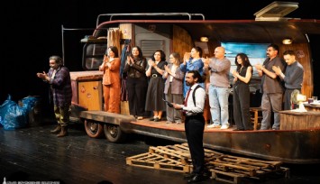 İzmir Şehir Tiyatroları’ndan Halktan Biri oyunu sahnede