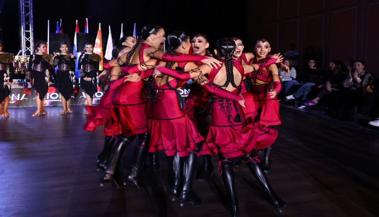 İzmirli dansçılardan Avrupa’da büyük başarı