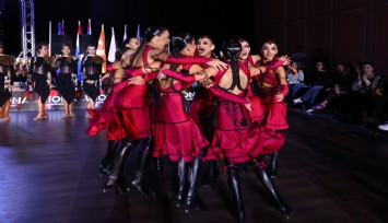 İzmirli dansçılardan Avrupa’da büyük başarı