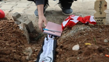 Kahramanmaraş’ta acı mezar ziyareti: Gençten yürek burkan not