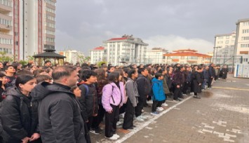 Kahramanmaraş’ta öğrenciler, saldırıda hayatını kaybedenler için dua etti