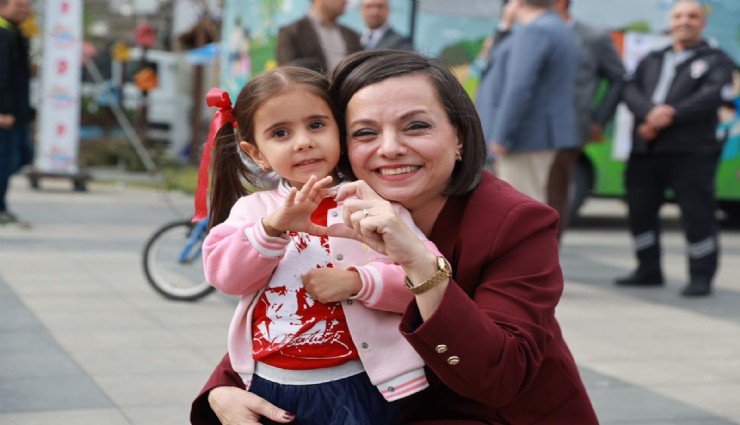 Karabağlar’da çocuklar 23 Nisan’ı şenliklerle kutladı