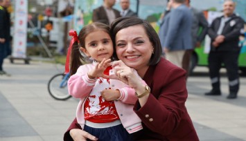 Karabağlar’da çocuklar 23 Nisan’ı şenliklerle kutladı