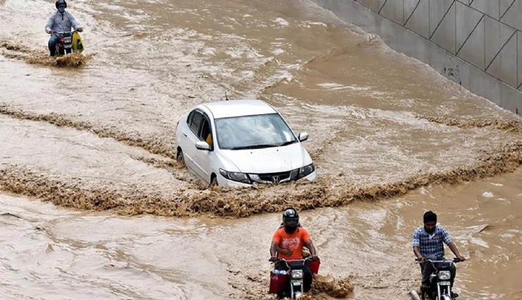 Pakistan’da sel felaketi: Yaklaşık 40 ölü, minibüs sel sularına kapıldı