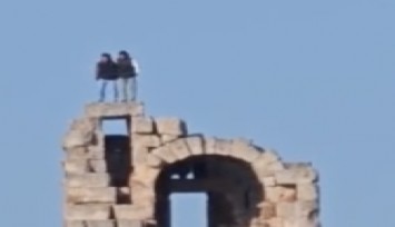 Şanlıurfa'da tarihi yapının üzerinde ilginç görüntüler: Halay çektiler