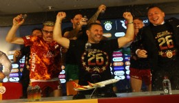 Galatasaraylı futbolculardan, basın toplantısında sulu kutlama