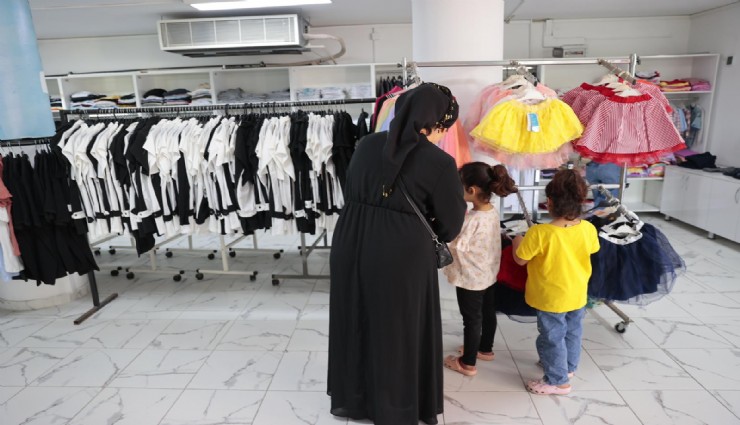 Konak’ta bayram dayanışması: Çocuklar bayramlıklarını kendi seçti