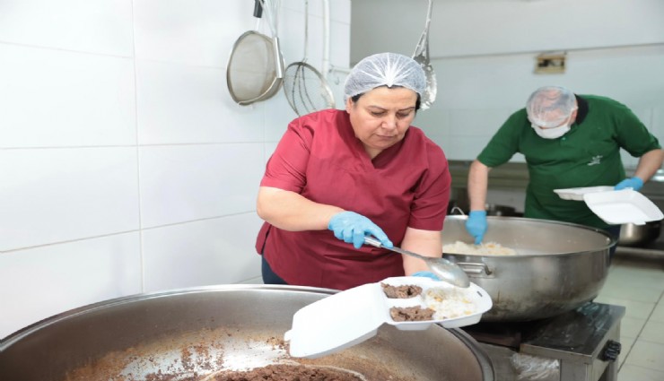 Konak’ta bayram dayanışması: Kurban bağışları sıcak yemeğe dönüştü