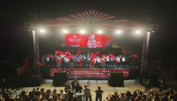 Melek Mosso konseriyle Edremit’te 19 Mayıs coşkusu zirveye çıktı