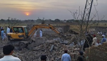 Pakistan’da karakola bombalı saldırı: 12 ölü, 2 yaralı