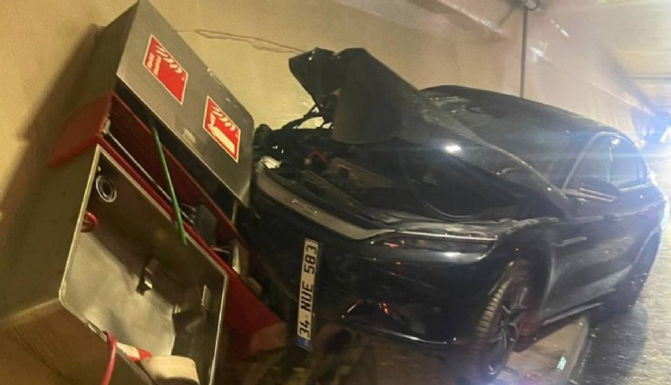 Avrasya Tüneli’nde otomobil, itfaiyeye ait yangın panosuna çarptı