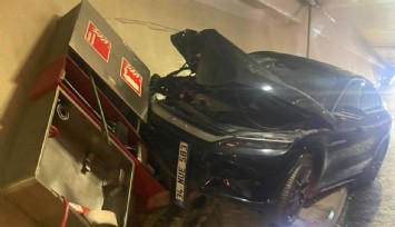 Avrasya Tüneli’nde otomobil, itfaiyeye ait yangın panosuna çarptı