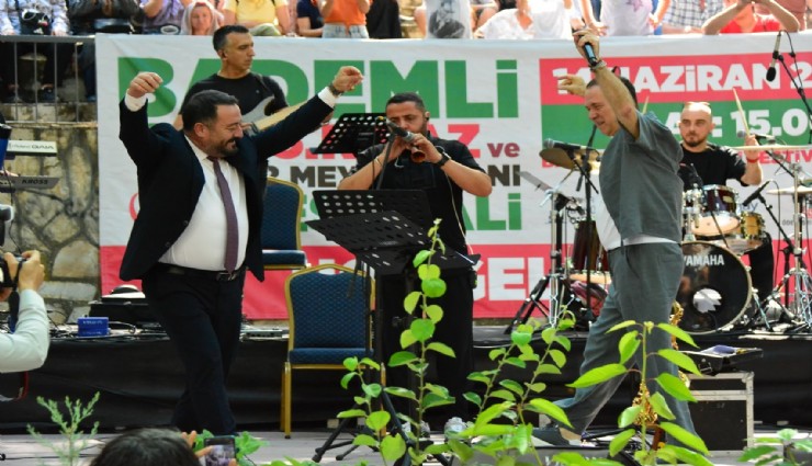 Bademli’de kiraz şöleni, Sümer Ezgü coşturdu