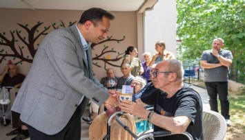 Bornova’da Babalar Günü’nde duygu dolu buluşma: Miniklerden huzurevi sakinlerine moral ziyareti