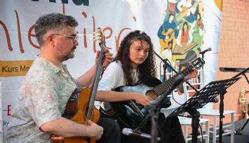 Bornova’da müzik şöleni: Sahne kursiyerlerin, alkışlar hiç dinmedi