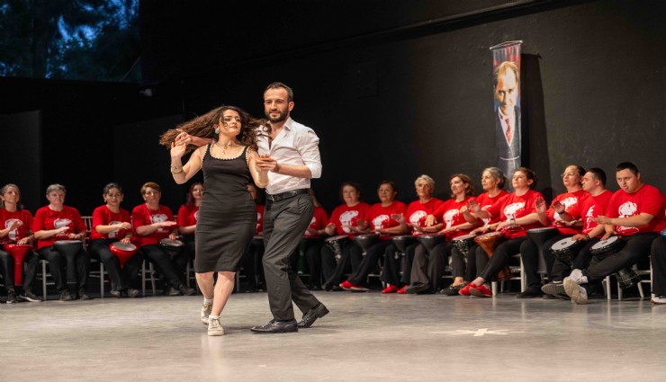 Bornova’da sanat gecesi: 145 kursiyer sahnede alkış yağmuruna tutuldu