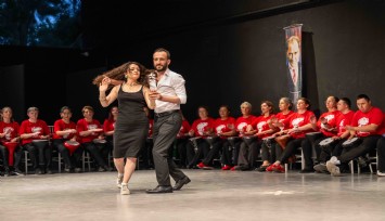 Bornova’da sanat gecesi: 145 kursiyer sahnede alkış yağmuruna tutuldu