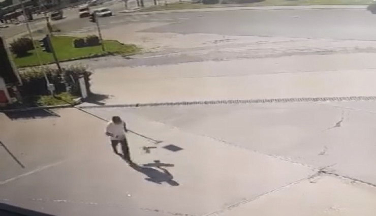 Kargadan kaçarken taklalar attı, o anlar kamerada
