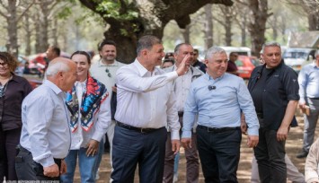 Kozak’a yatırım mesajı: Tugay’dan yol ve asfalt sözü